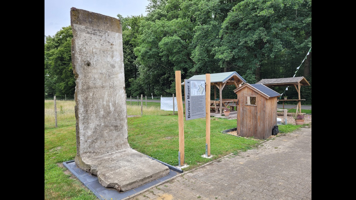Berliner Mauer in Schermbeck Dämmerwald